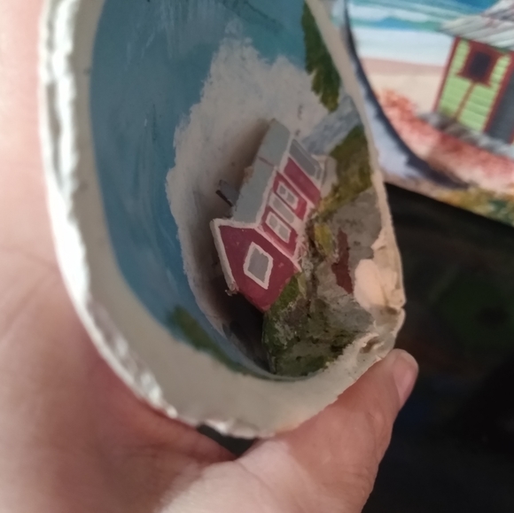 Hand painted, beach scene diorama, inside sea shell - Picture 6 of 9